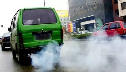 冒藍煙汽車-汽車污染